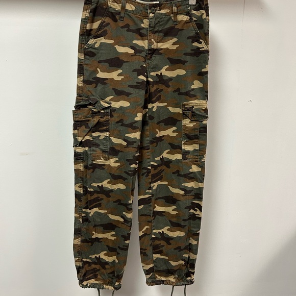 Levi’s Women’s ‘94 Baggy Camouflage Cargo Pants - Picture 2 of 6